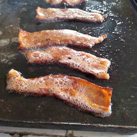 What Temp to Cook Bacon on Electric Griddle: A Culinary Exploration of Heat and Flavor